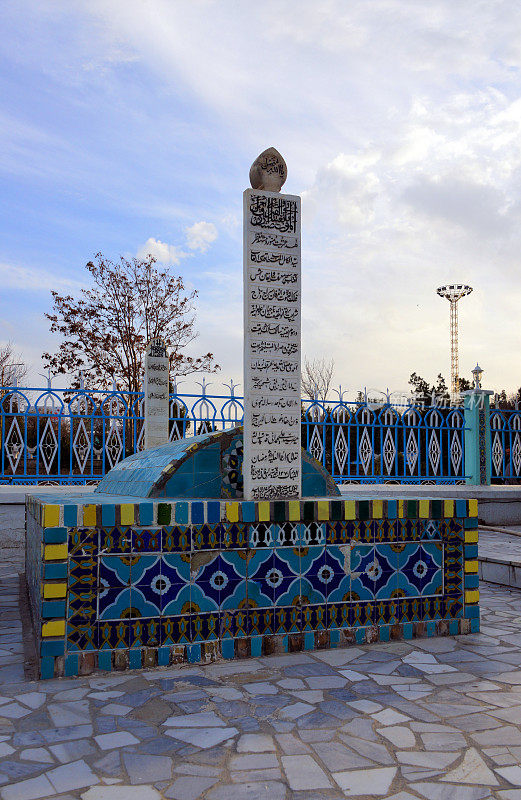 阿富汗巴尔赫省马扎里沙里夫的阿里圣地(Hazrat Ali Mazar)的瓦兹尔·阿克巴·汗墓